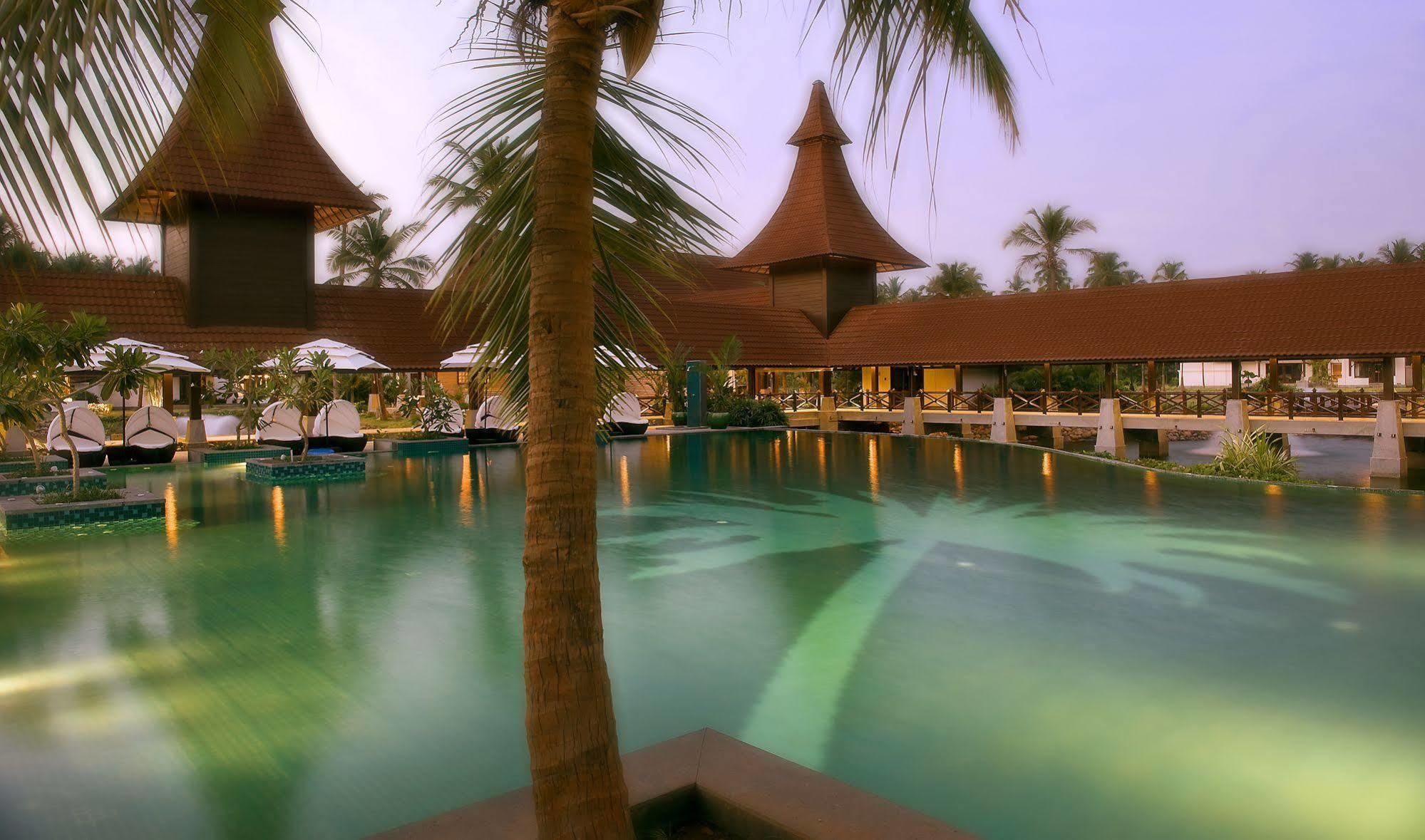 The Lalit Resort & Spa Bekal Bekal Town Bagian luar foto